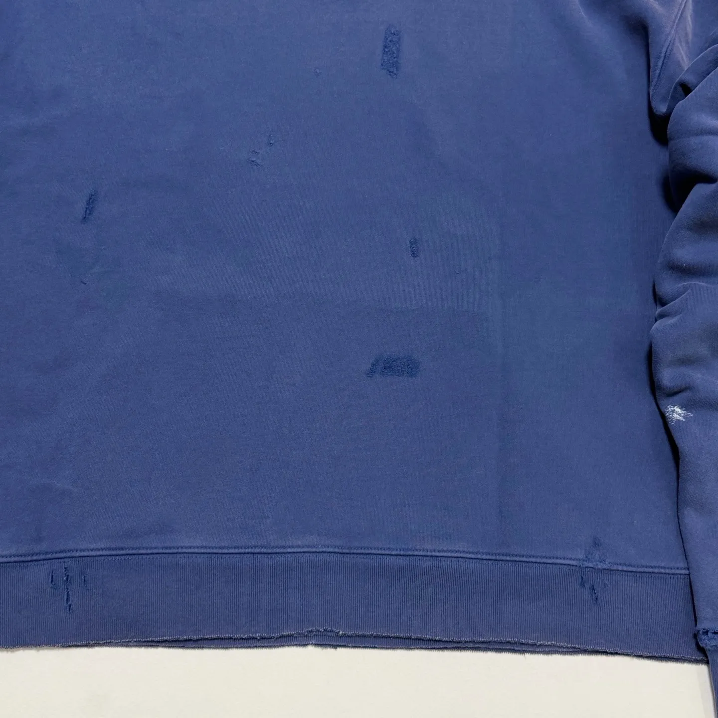 Detail processing GALLERY DEPT. CHATEAU RANCH HOODIE/NAVY Horseshoe Chateau ink-splashed damage hoodie Washed blue S-XL Assute reactive dye Garment horse fade processing Post-color frying processing Super heavy and tedious work Too many cuts and hanging wormholes destruction processing➕Hand-splashed ink Very time-consuming and labor-intensive Correct version Original main mark➕Large main mark➕Yellow wash mark The original BOXY short and wide version has not been changed at all. God-cut. Authentic level printing process. Post-washing treatment to show natural aging effect.